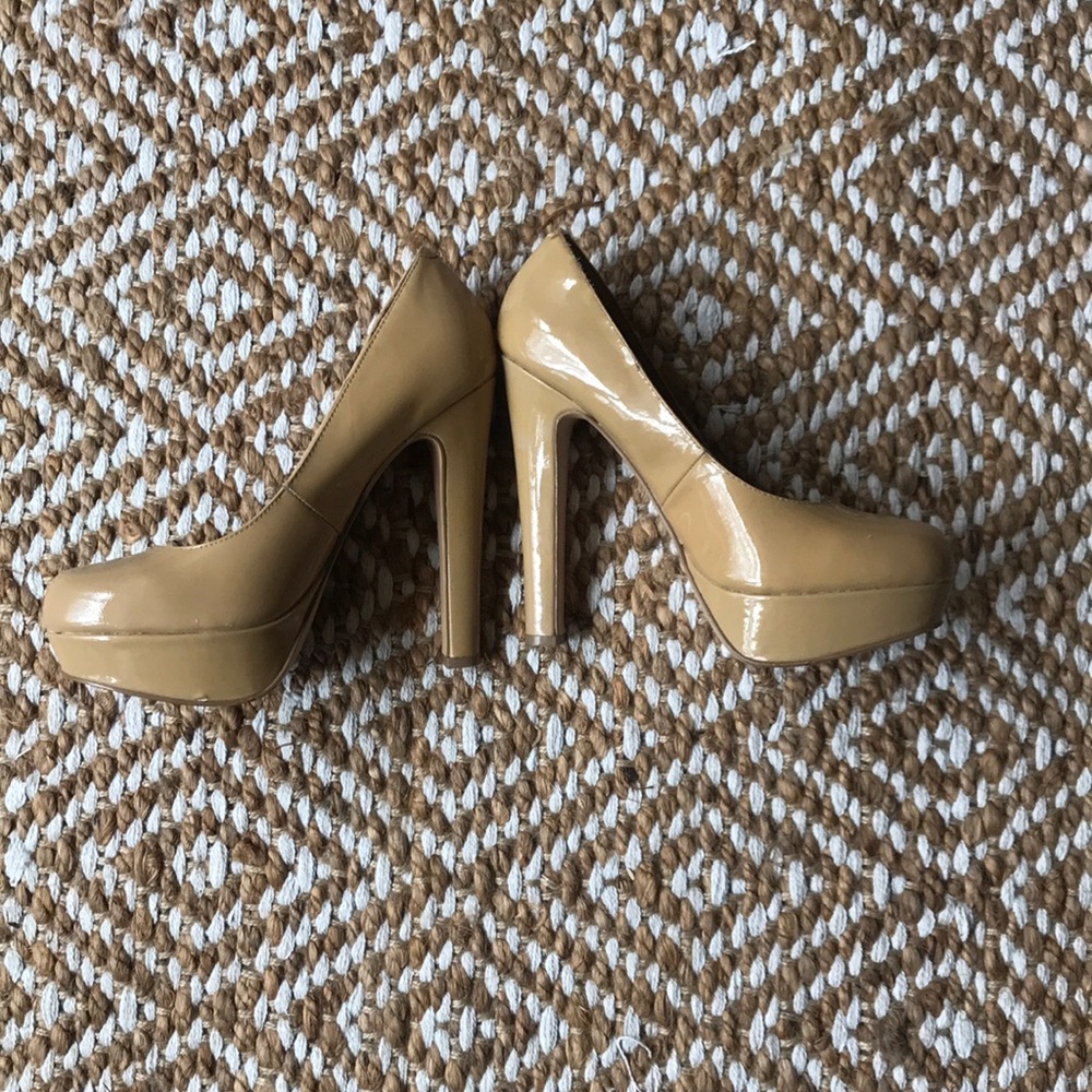 Steve Madden nude patent pumps